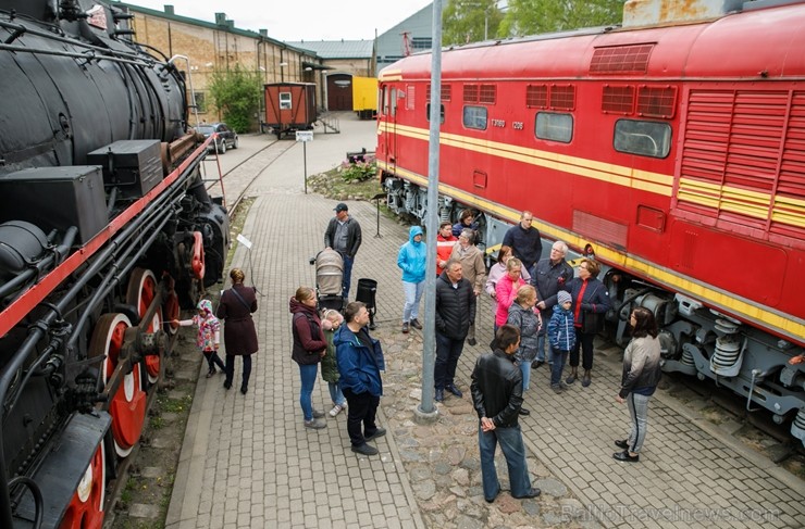 Ar svinīgiem koncertiem, militāro parādi, kopīgu pulcēšanos pie balti klātiem galdiem sestdien Latvijā un citviet pasaulē plaši tika svinēta Latvijas Ar svinīgiem koncertiem, militāro parādi, kopīgu pulcēšanos pie balti klātiem galdiem sestdien Latvijā un citviet pasaulē plaši tika svinēta Latvijas 253439