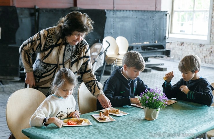 Ar svinīgiem koncertiem, militāro parādi, kopīgu pulcēšanos pie balti klātiem galdiem sestdien Latvijā un citviet pasaulē plaši tika svinēta Latvijas Ar svinīgiem koncertiem, militāro parādi, kopīgu pulcēšanos pie balti klātiem galdiem sestdien Latvijā un citviet pasaulē plaši tika svinēta Latvijas 253447