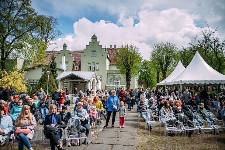 Ar svinīgiem koncertiem, militāro parādi, kopīgu pulcēšanos pie balti klātiem galdiem sestdien Latvijā un citviet pasaulē plaši tika svinēta Latvijas  253451