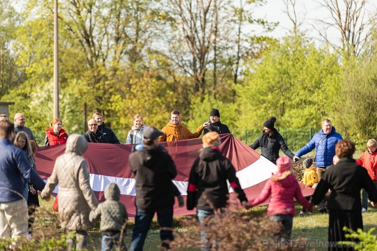 Ar svinīgiem koncertiem, militāro parādi, kopīgu pulcēšanos pie balti klātiem galdiem sestdien Latvijā un citviet pasaulē plaši tika svinēta Latvijas Ar svinīgiem koncertiem, militāro parādi, kopīgu pulcēšanos pie balti klātiem galdiem sestdien Latvijā un citviet pasaulē plaši tika svinēta Latvijas 253461