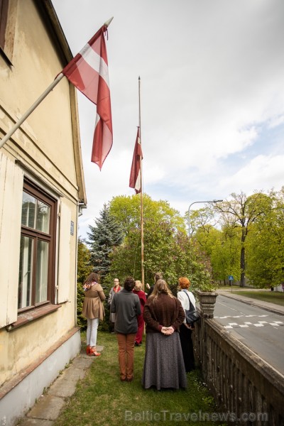 Ar svinīgiem koncertiem, militāro parādi, kopīgu pulcēšanos pie balti klātiem galdiem sestdien Latvijā un citviet pasaulē plaši tika svinēta Latvijas Ar svinīgiem koncertiem, militāro parādi, kopīgu pulcēšanos pie balti klātiem galdiem sestdien Latvijā un citviet pasaulē plaši tika svinēta Latvijas 253471
