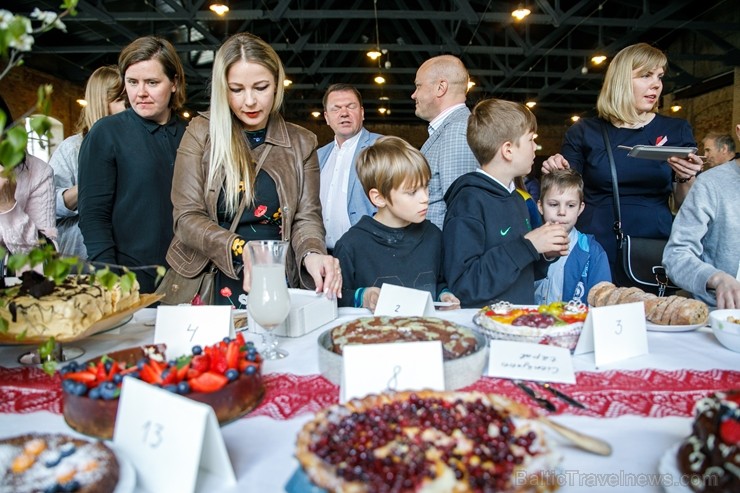 Ar svinīgiem koncertiem, militāro parādi, kopīgu pulcēšanos pie balti klātiem galdiem sestdien Latvijā un citviet pasaulē plaši tika svinēta Latvijas Ar svinīgiem koncertiem, militāro parādi, kopīgu pulcēšanos pie balti klātiem galdiem sestdien Latvijā un citviet pasaulē plaši tika svinēta Latvijas 253474