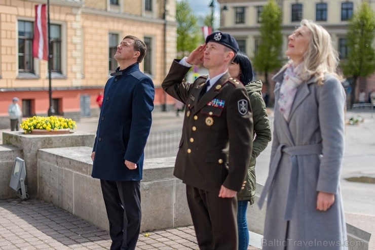 Ar svinīgiem koncertiem, militāro parādi, kopīgu pulcēšanos pie balti klātiem galdiem sestdien Latvijā un citviet pasaulē plaši tika svinēta Latvijas Ar svinīgiem koncertiem, militāro parādi, kopīgu pulcēšanos pie balti klātiem galdiem sestdien Latvijā un citviet pasaulē plaši tika svinēta Latvijas 253482