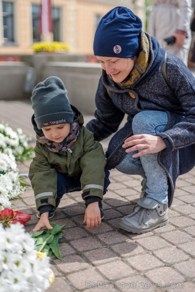 Ar svinīgiem koncertiem, militāro parādi, kopīgu pulcēšanos pie balti klātiem galdiem sestdien Latvijā un citviet pasaulē plaši tika svinēta Latvijas Ar svinīgiem koncertiem, militāro parādi, kopīgu pulcēšanos pie balti klātiem galdiem sestdien Latvijā un citviet pasaulē plaši tika svinēta Latvijas 253483