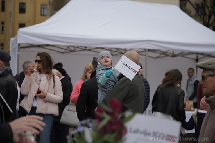 Ar svinīgiem koncertiem, militāro parādi, kopīgu pulcēšanos pie balti klātiem galdiem sestdien Latvijā un citviet pasaulē plaši tika svinēta Latvijas Ar svinīgiem koncertiem, militāro parādi, kopīgu pulcēšanos pie balti klātiem galdiem sestdien Latvijā un citviet pasaulē plaši tika svinēta Latvijas 253485