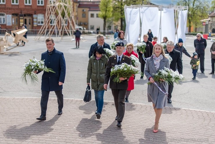 Ar svinīgiem koncertiem, militāro parādi, kopīgu pulcēšanos pie balti klātiem galdiem sestdien Latvijā un citviet pasaulē plaši tika svinēta Latvijas Ar svinīgiem koncertiem, militāro parādi, kopīgu pulcēšanos pie balti klātiem galdiem sestdien Latvijā un citviet pasaulē plaši tika svinēta Latvijas 253489