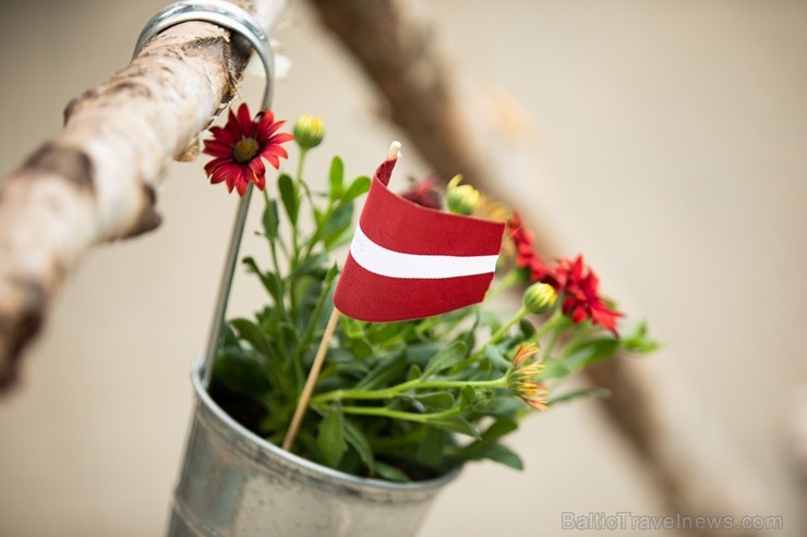 Ar svinīgiem koncertiem, militāro parādi, kopīgu pulcēšanos pie balti klātiem galdiem sestdien Latvijā un citviet pasaulē plaši tika svinēta Latvijas Ar svinīgiem koncertiem, militāro parādi, kopīgu pulcēšanos pie balti klātiem galdiem sestdien Latvijā un citviet pasaulē plaši tika svinēta Latvijas 253494