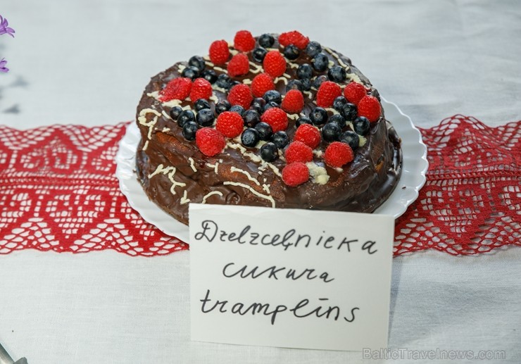 Ar svinīgiem koncertiem, militāro parādi, kopīgu pulcēšanos pie balti klātiem galdiem sestdien Latvijā un citviet pasaulē plaši tika svinēta Latvijas Ar svinīgiem koncertiem, militāro parādi, kopīgu pulcēšanos pie balti klātiem galdiem sestdien Latvijā un citviet pasaulē plaši tika svinēta Latvijas 253497