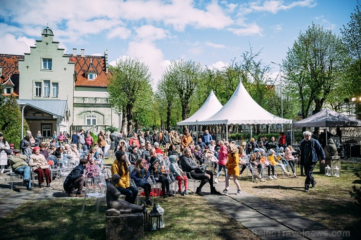 Ar svinīgiem koncertiem, militāro parādi, kopīgu pulcēšanos pie balti klātiem galdiem sestdien Latvijā un citviet pasaulē plaši tika svinēta Latvijas Ar svinīgiem koncertiem, militāro parādi, kopīgu pulcēšanos pie balti klātiem galdiem sestdien Latvijā un citviet pasaulē plaši tika svinēta Latvijas 253498