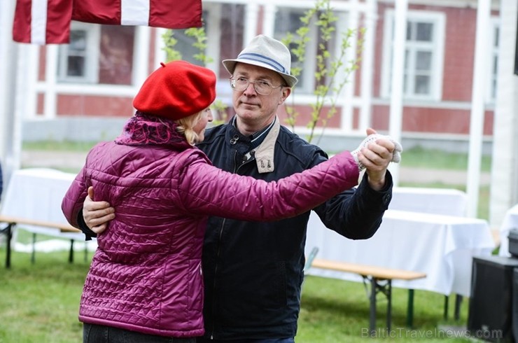 Ar svinīgiem koncertiem, militāro parādi, kopīgu pulcēšanos pie balti klātiem galdiem sestdien Latvijā un citviet pasaulē plaši tika svinēta Latvijas Ar svinīgiem koncertiem, militāro parādi, kopīgu pulcēšanos pie balti klātiem galdiem sestdien Latvijā un citviet pasaulē plaši tika svinēta Latvijas 253500