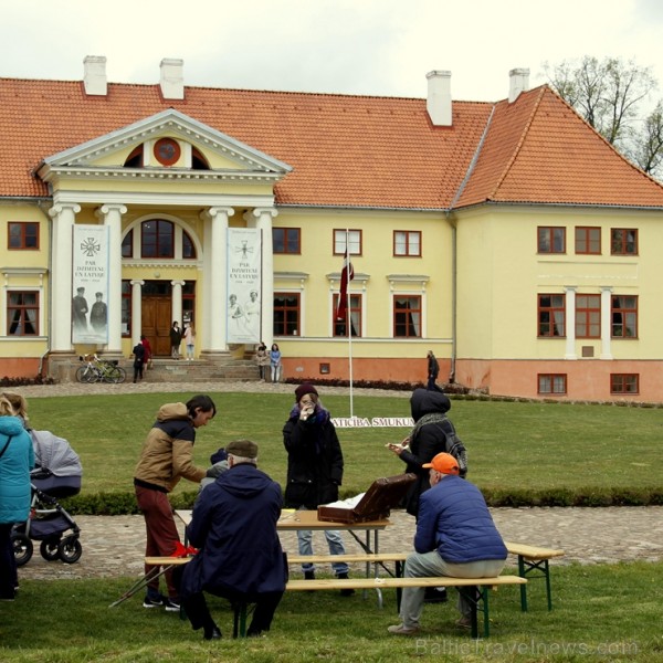 Ar svinīgiem koncertiem, militāro parādi, kopīgu pulcēšanos pie balti klātiem galdiem sestdien Latvijā un citviet pasaulē plaši tika svinēta Latvijas  253504