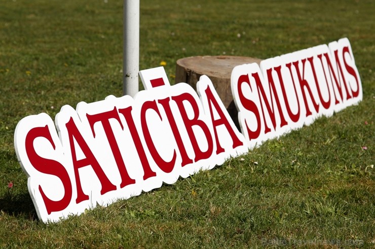 Ar svinīgiem koncertiem, militāro parādi, kopīgu pulcēšanos pie balti klātiem galdiem sestdien Latvijā un citviet pasaulē plaši tika svinēta Latvijas Ar svinīgiem koncertiem, militāro parādi, kopīgu pulcēšanos pie balti klātiem galdiem sestdien Latvijā un citviet pasaulē plaši tika svinēta Latvijas 253506