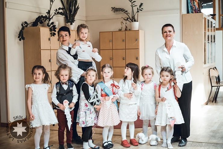 Ar svinīgiem koncertiem, militāro parādi, kopīgu pulcēšanos pie balti klātiem galdiem sestdien Latvijā un citviet pasaulē plaši tika svinēta Latvijas Ar svinīgiem koncertiem, militāro parādi, kopīgu pulcēšanos pie balti klātiem galdiem sestdien Latvijā un citviet pasaulē plaši tika svinēta Latvijas 253509