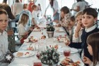 Ar svinīgiem koncertiem, militāro parādi, kopīgu pulcēšanos pie balti klātiem galdiem sestdien Latvijā un citviet pasaulē plaši tika svinēta Latvijas  104