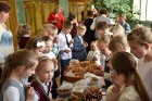 Ar svinīgiem koncertiem, militāro parādi, kopīgu pulcēšanos pie balti klātiem galdiem sestdien Latvijā un citviet pasaulē plaši tika svinēta Latvijas  110