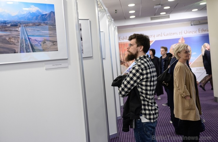 Latvijā pirmo reizi viesnīcā Radisson Blu Hotel Latvija apskatāma foto izstāde, kas veltīta Ķīnas etnisko minoritāšu dzīves veida un paražu daudzveidī 253619