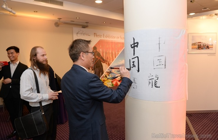 Latvijā pirmo reizi viesnīcā Radisson Blu Hotel Latvija apskatāma foto izstāde, kas veltīta Ķīnas etnisko minoritāšu dzīves veida un paražu daudzveidī 253628