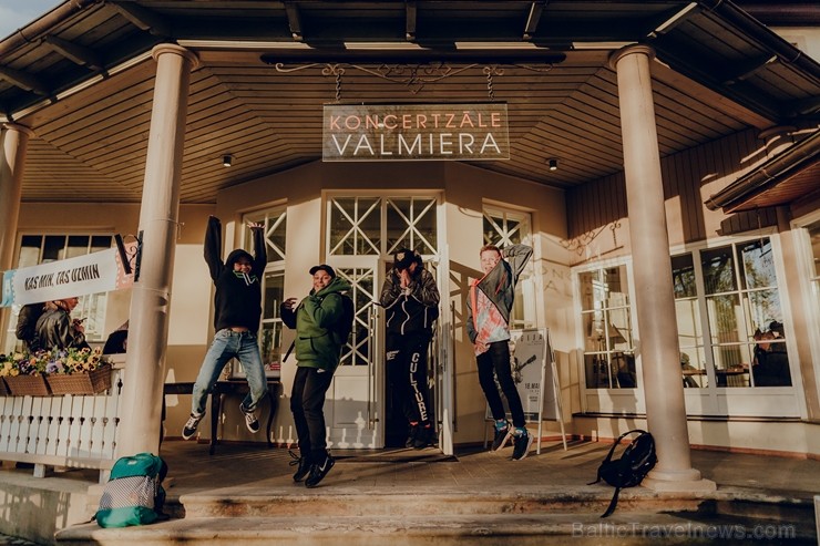 Ar dejām lietū, mīšanos pa sauli un dokumentālo filmu skatīšanos Valmierā aizvadīts neparasts nedēļas nogales piedzīvojums - festivāls Kino Pedālis Ar dejām lietū, mīšanos pa sauli un dokumentālo filmu skatīšanos Valmierā aizvadīts neparasts nedēļas nogales piedzīvojums - festivāls Kino Pedālis 253817