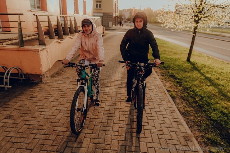 Ar dejām lietū, mīšanos pa sauli un dokumentālo filmu skatīšanos Valmierā aizvadīts neparasts nedēļas nogales piedzīvojums - festivāls Kino Pedālis Ar dejām lietū, mīšanos pa sauli un dokumentālo filmu skatīšanos Valmierā aizvadīts neparasts nedēļas nogales piedzīvojums - festivāls Kino Pedālis 253818