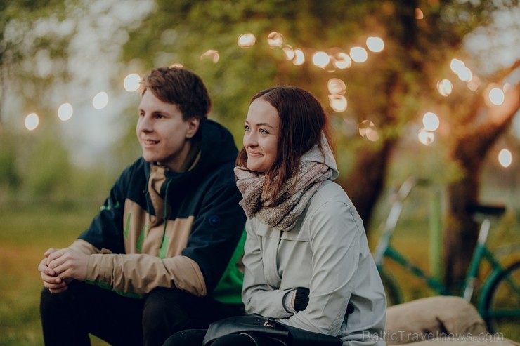 Ar dejām lietū, mīšanos pa sauli un dokumentālo filmu skatīšanos Valmierā aizvadīts neparasts nedēļas nogales piedzīvojums - festivāls Kino Pedālis Ar dejām lietū, mīšanos pa sauli un dokumentālo filmu skatīšanos Valmierā aizvadīts neparasts nedēļas nogales piedzīvojums - festivāls Kino Pedālis 253825