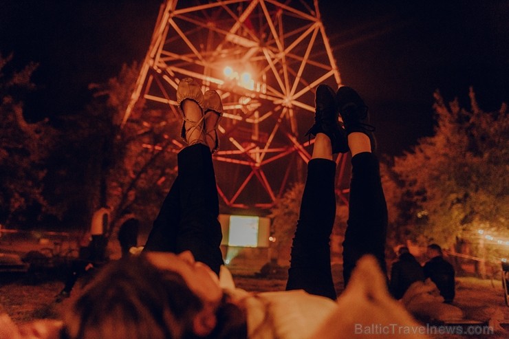 Ar dejām lietū, mīšanos pa sauli un dokumentālo filmu skatīšanos Valmierā aizvadīts neparasts nedēļas nogales piedzīvojums - festivāls Kino Pedālis Ar dejām lietū, mīšanos pa sauli un dokumentālo filmu skatīšanos Valmierā aizvadīts neparasts nedēļas nogales piedzīvojums - festivāls Kino Pedālis 253836