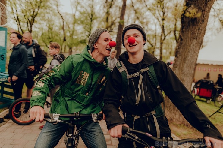 Ar dejām lietū, mīšanos pa sauli un dokumentālo filmu skatīšanos Valmierā aizvadīts neparasts nedēļas nogales piedzīvojums - festivāls Kino Pedālis Ar dejām lietū, mīšanos pa sauli un dokumentālo filmu skatīšanos Valmierā aizvadīts neparasts nedēļas nogales piedzīvojums - festivāls Kino Pedālis 253839