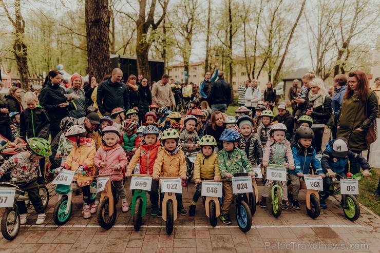 Ar dejām lietū, mīšanos pa sauli un dokumentālo filmu skatīšanos Valmierā aizvadīts neparasts nedēļas nogales piedzīvojums - festivāls Kino Pedālis Ar dejām lietū, mīšanos pa sauli un dokumentālo filmu skatīšanos Valmierā aizvadīts neparasts nedēļas nogales piedzīvojums - festivāls Kino Pedālis 253845
