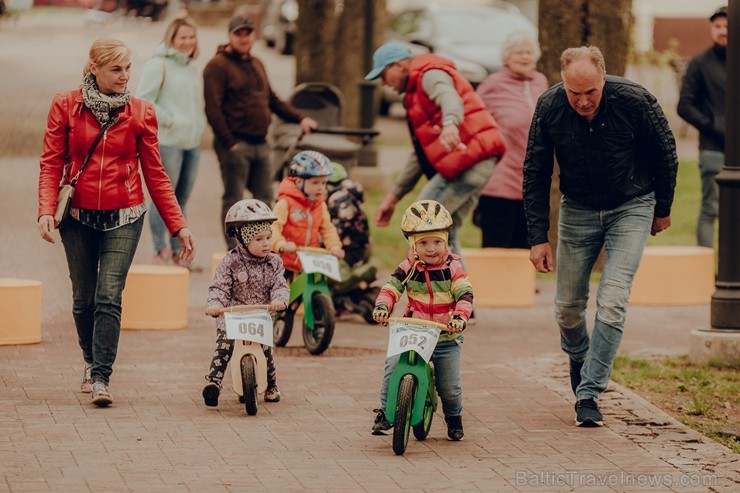 Ar dejām lietū, mīšanos pa sauli un dokumentālo filmu skatīšanos Valmierā aizvadīts neparasts nedēļas nogales piedzīvojums - festivāls Kino Pedālis Ar dejām lietū, mīšanos pa sauli un dokumentālo filmu skatīšanos Valmierā aizvadīts neparasts nedēļas nogales piedzīvojums - festivāls Kino Pedālis 253846