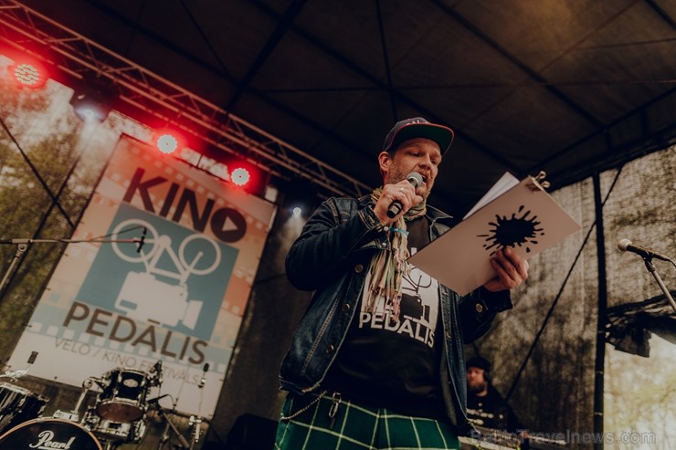Ar dejām lietū, mīšanos pa sauli un dokumentālo filmu skatīšanos Valmierā aizvadīts neparasts nedēļas nogales piedzīvojums - festivāls Kino Pedālis Ar dejām lietū, mīšanos pa sauli un dokumentālo filmu skatīšanos Valmierā aizvadīts neparasts nedēļas nogales piedzīvojums - festivāls Kino Pedālis 253848