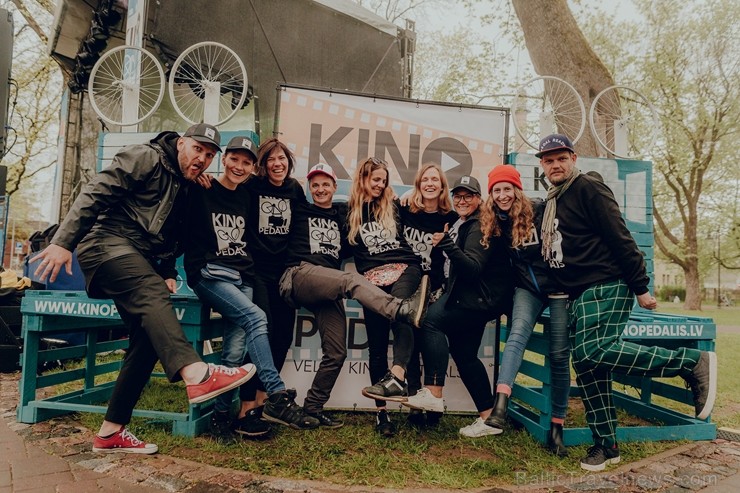 Ar dejām lietū, mīšanos pa sauli un dokumentālo filmu skatīšanos Valmierā aizvadīts neparasts nedēļas nogales piedzīvojums - festivāls Kino Pedālis Ar dejām lietū, mīšanos pa sauli un dokumentālo filmu skatīšanos Valmierā aizvadīts neparasts nedēļas nogales piedzīvojums - festivāls Kino Pedālis 253849