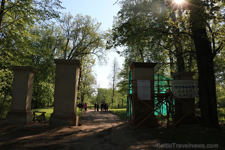 Preiļi top skaistāki - ar izzinošu stāstījumu pilsētas parkā noritējuši noslēdzošie darbi pie vārtu stabu apmetuma atjaunošanas, gruntēšanas un krāsoš Preiļi top skaistāki - ar izzinošu stāstījumu pilsētas parkā noritējuši noslēdzošie darbi pie vārtu stabu apmetuma atjaunošanas, gruntēšanas un krāsoš 254018