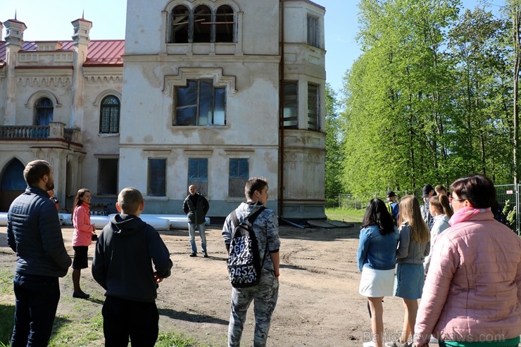 Preiļi top skaistāki - ar izzinošu stāstījumu pilsētas parkā noritējuši noslēdzošie darbi pie vārtu stabu apmetuma atjaunošanas, gruntēšanas un krāsoš Preiļi top skaistāki - ar izzinošu stāstījumu pilsētas parkā noritējuši noslēdzošie darbi pie vārtu stabu apmetuma atjaunošanas, gruntēšanas un krāsoš 254019