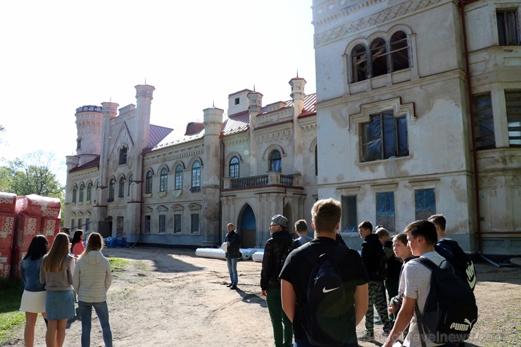 Preiļi top skaistāki - ar izzinošu stāstījumu pilsētas parkā noritējuši noslēdzošie darbi pie vārtu stabu apmetuma atjaunošanas, gruntēšanas un krāsoš Preiļi top skaistāki - ar izzinošu stāstījumu pilsētas parkā noritējuši noslēdzošie darbi pie vārtu stabu apmetuma atjaunošanas, gruntēšanas un krāsoš 254020