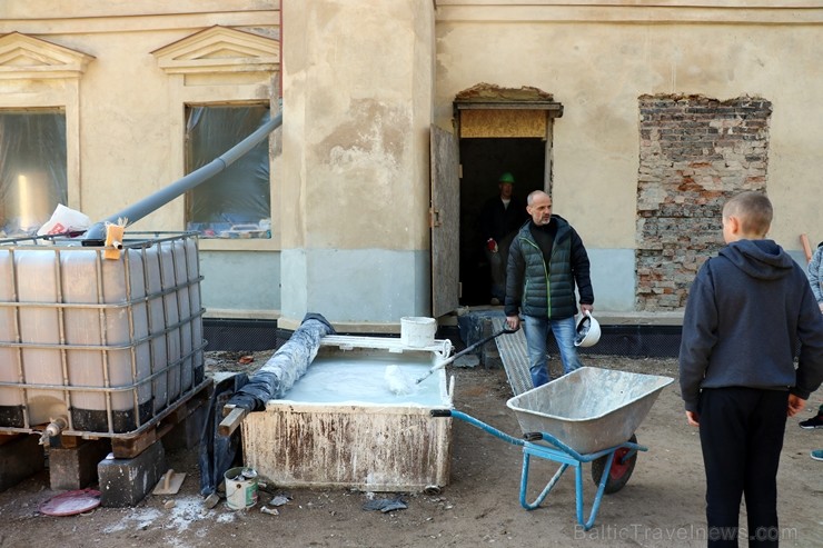 Preiļi top skaistāki - ar izzinošu stāstījumu pilsētas parkā noritējuši noslēdzošie darbi pie vārtu stabu apmetuma atjaunošanas, gruntēšanas un krāsoš Preiļi top skaistāki - ar izzinošu stāstījumu pilsētas parkā noritējuši noslēdzošie darbi pie vārtu stabu apmetuma atjaunošanas, gruntēšanas un krāsoš 254021
