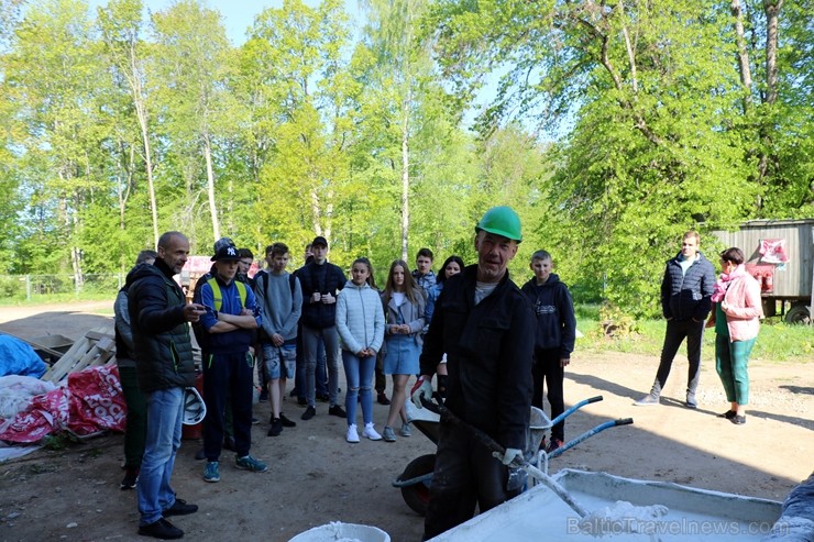 Preiļi top skaistāki - ar izzinošu stāstījumu pilsētas parkā noritējuši noslēdzošie darbi pie vārtu stabu apmetuma atjaunošanas, gruntēšanas un krāsoš Preiļi top skaistāki - ar izzinošu stāstījumu pilsētas parkā noritējuši noslēdzošie darbi pie vārtu stabu apmetuma atjaunošanas, gruntēšanas un krāsoš 254023