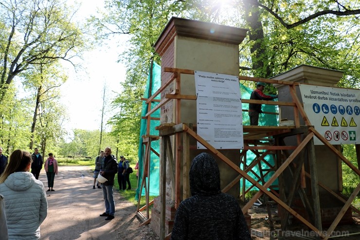 Preiļi top skaistāki - ar izzinošu stāstījumu pilsētas parkā noritējuši noslēdzošie darbi pie vārtu stabu apmetuma atjaunošanas, gruntēšanas un krāsoš Preiļi top skaistāki - ar izzinošu stāstījumu pilsētas parkā noritējuši noslēdzošie darbi pie vārtu stabu apmetuma atjaunošanas, gruntēšanas un krāsoš 254026