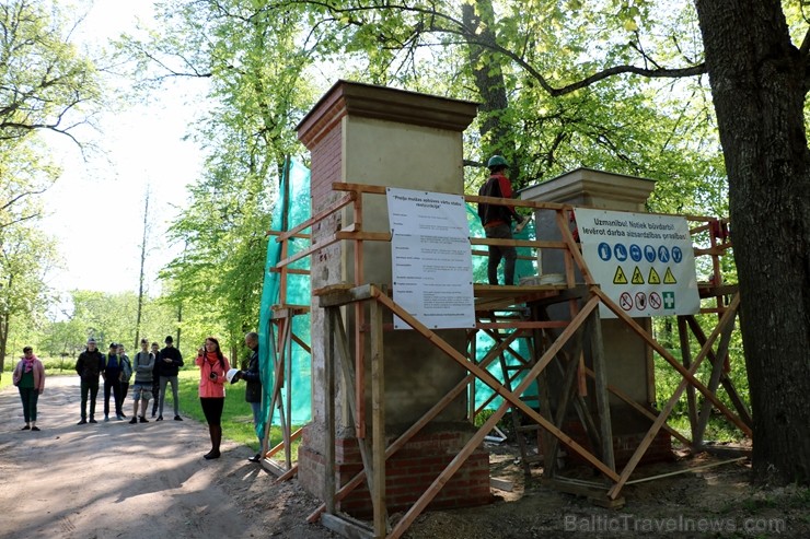 Preiļi top skaistāki - ar izzinošu stāstījumu pilsētas parkā noritējuši noslēdzošie darbi pie vārtu stabu apmetuma atjaunošanas, gruntēšanas un krāsoš Preiļi top skaistāki - ar izzinošu stāstījumu pilsētas parkā noritējuši noslēdzošie darbi pie vārtu stabu apmetuma atjaunošanas, gruntēšanas un krāsoš 254029