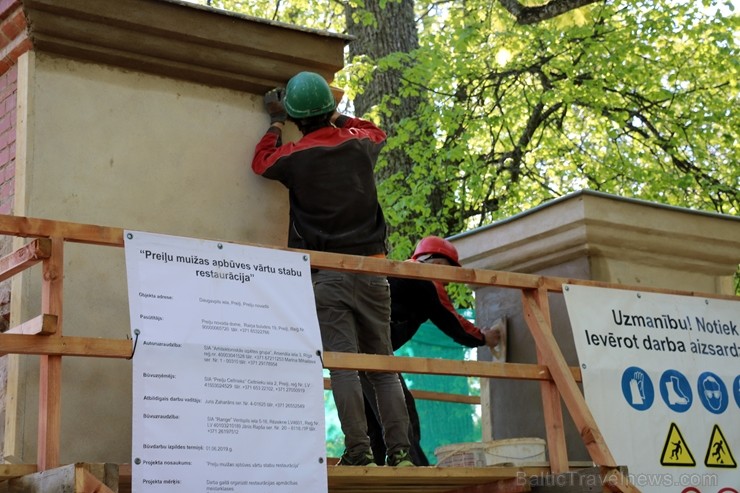 Preiļi top skaistāki - ar izzinošu stāstījumu pilsētas parkā noritējuši noslēdzošie darbi pie vārtu stabu apmetuma atjaunošanas, gruntēšanas un krāsoš Preiļi top skaistāki - ar izzinošu stāstījumu pilsētas parkā noritējuši noslēdzošie darbi pie vārtu stabu apmetuma atjaunošanas, gruntēšanas un krāsoš 254030