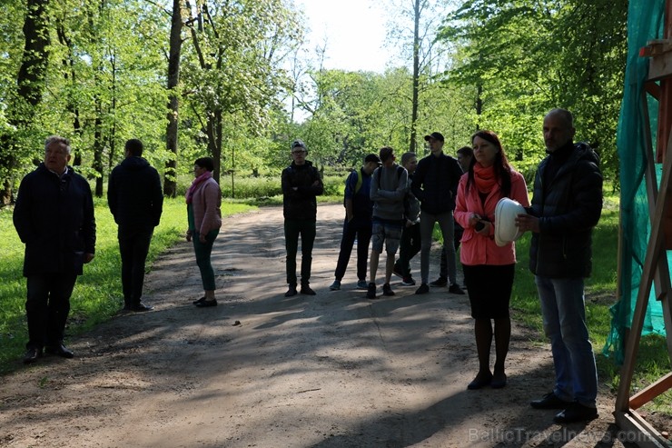 Preiļi top skaistāki - ar izzinošu stāstījumu pilsētas parkā noritējuši noslēdzošie darbi pie vārtu stabu apmetuma atjaunošanas, gruntēšanas un krāsoš Preiļi top skaistāki - ar izzinošu stāstījumu pilsētas parkā noritējuši noslēdzošie darbi pie vārtu stabu apmetuma atjaunošanas, gruntēšanas un krāsoš 254032