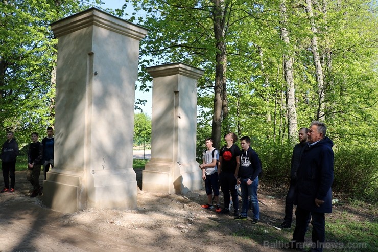 Preiļi top skaistāki - ar izzinošu stāstījumu pilsētas parkā noritējuši noslēdzošie darbi pie vārtu stabu apmetuma atjaunošanas, gruntēšanas un krāsoš Preiļi top skaistāki - ar izzinošu stāstījumu pilsētas parkā noritējuši noslēdzošie darbi pie vārtu stabu apmetuma atjaunošanas, gruntēšanas un krāsoš 254033