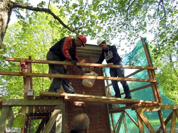 Preiļi top skaistāki - ar izzinošu stāstījumu pilsētas parkā noritējuši noslēdzošie darbi pie vārtu stabu apmetuma atjaunošanas, gruntēšanas un krāsoš Preiļi top skaistāki - ar izzinošu stāstījumu pilsētas parkā noritējuši noslēdzošie darbi pie vārtu stabu apmetuma atjaunošanas, gruntēšanas un krāsoš 254034