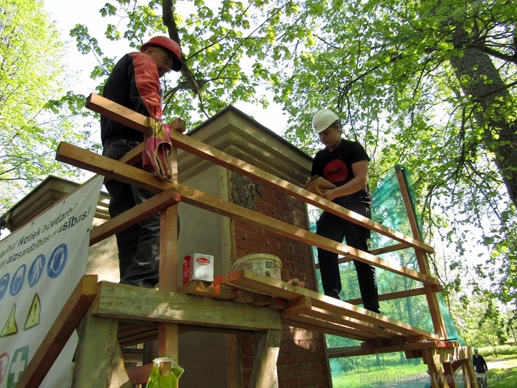 Preiļi top skaistāki - ar izzinošu stāstījumu pilsētas parkā noritējuši noslēdzošie darbi pie vārtu stabu apmetuma atjaunošanas, gruntēšanas un krāsoš Preiļi top skaistāki - ar izzinošu stāstījumu pilsētas parkā noritējuši noslēdzošie darbi pie vārtu stabu apmetuma atjaunošanas, gruntēšanas un krāsoš 254035