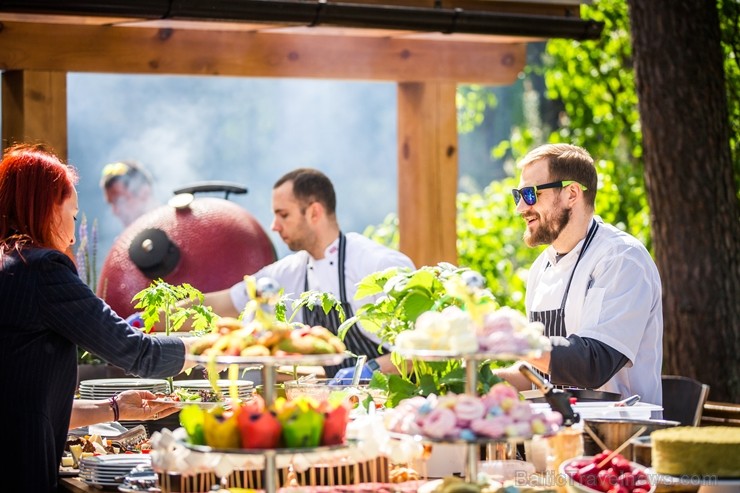 Pavadi neaizmirstamu laiku kopā ar draugiem vai ģimeni gardākajā vakara grill-brančā skaistākajā Pierīgas terasē Hotel Baltvilla, kuru atklās 24.05.20 Pavadi neaizmirstamu laiku kopā ar draugiem vai ģimeni gardākajā vakara grill-brančā skaistākajā Pierīgas terasē Hotel Baltvilla, kuru atklās 24.05.20 254645