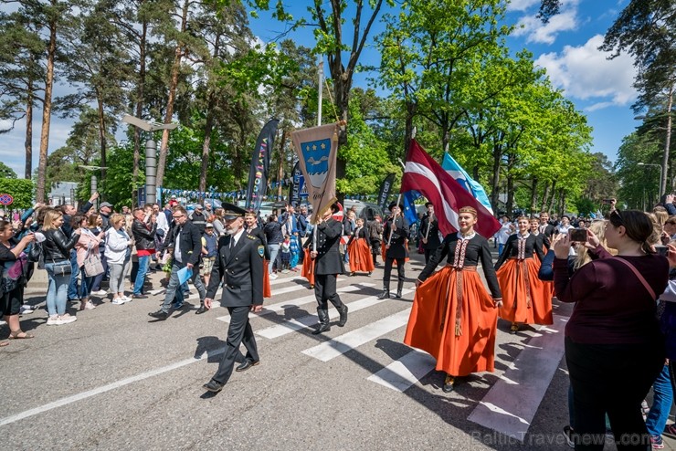 Ar koncertiem, saldējuma svētkiem un uguņošanu jūras krastā Jūrmalā svin kūrorta vasaras sākumu, pulcējot vairākus tūkstošus apmeklētāju saulrieta ap Ar koncertiem, saldējuma svētkiem un uguņošanu jūras krastā Jūrmalā svin kūrorta vasaras sākumu, pulcējot vairākus tūkstošus apmeklētāju saulrieta ap 255057