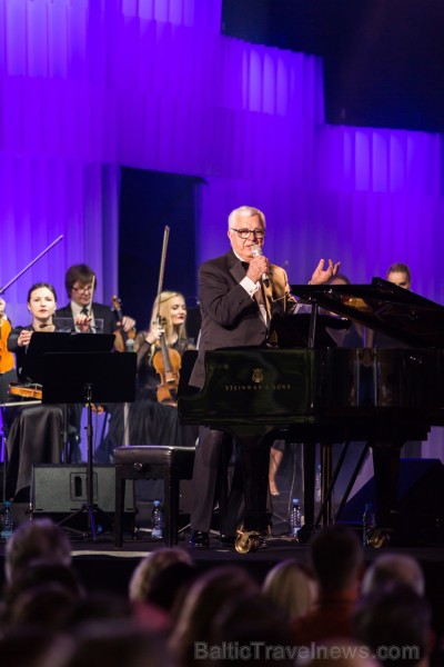 Ar krāšņu Maestro Raimonda Paula kino mūzikas koncertu Jūrmalā atklāj 2019. gada Dzintaru koncertzāles vasaras sezonu Ar krāšņu Maestro Raimonda Paula kino mūzikas koncertu Jūrmalā atklāj 2019. gada Dzintaru koncertzāles vasaras sezonu 255705