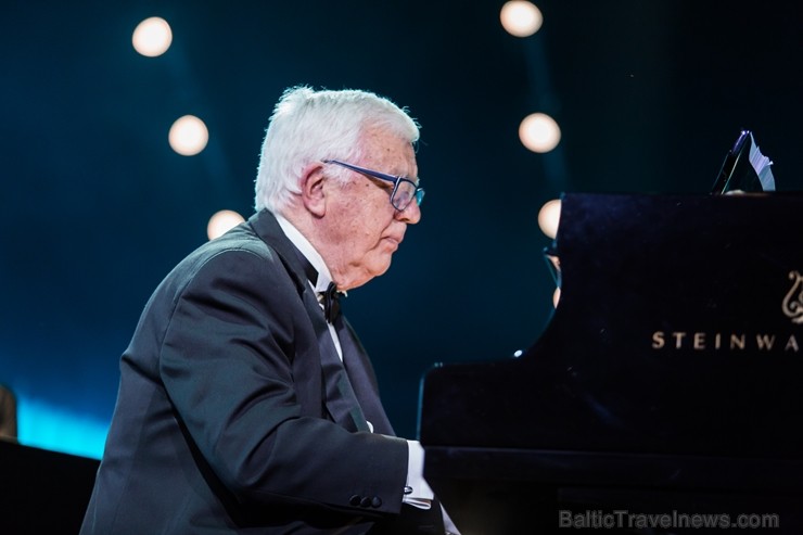 Ar krāšņu Maestro Raimonda Paula kino mūzikas koncertu Jūrmalā atklāj 2019. gada Dzintaru koncertzāles vasaras sezonu Ar krāšņu Maestro Raimonda Paula kino mūzikas koncertu Jūrmalā atklāj 2019. gada Dzintaru koncertzāles vasaras sezonu 255713