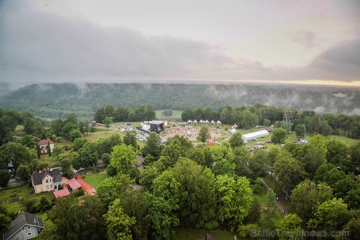 Visu Siguldas pilsētas svētku garumā siguldieši un pilsētas viesi baudīja krāšņu mākoņu kuģu rīta un vakara lidojumus Visu Siguldas pilsētas svētku garumā siguldieši un pilsētas viesi baudīja krāšņu mākoņu kuģu rīta un vakara lidojumus 255742
