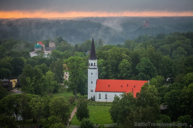 Visu Siguldas pilsētas svētku garumā siguldieši un pilsētas viesi baudīja krāšņu mākoņu kuģu rīta un vakara lidojumus Visu Siguldas pilsētas svētku garumā siguldieši un pilsētas viesi baudīja krāšņu mākoņu kuģu rīta un vakara lidojumus 255763