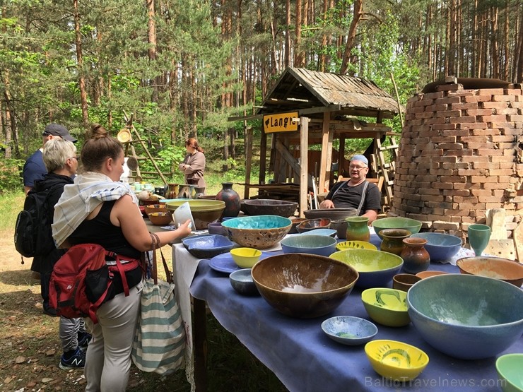 Latvijas Etnogrāfiskajā brīvdabas muzejā no 1. līdz 2. jūnijam jau 49. rīkoja Latviešu tautas lietišķās mākslas darinājumu Gadatirgu, kas pulcēja Latv 256109
