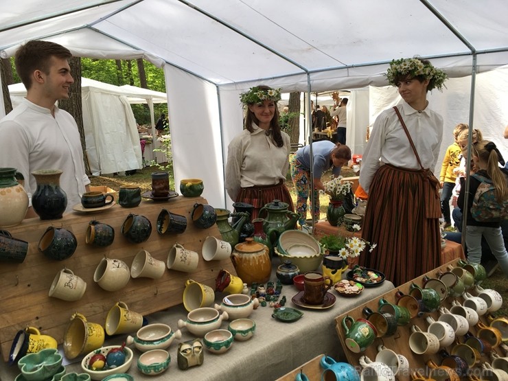 Latvijas Etnogrāfiskajā brīvdabas muzejā no 1. līdz 2. jūnijam jau 49. rīkoja Latviešu tautas lietišķās mākslas darinājumu Gadatirgu, kas pulcēja Latv 256110